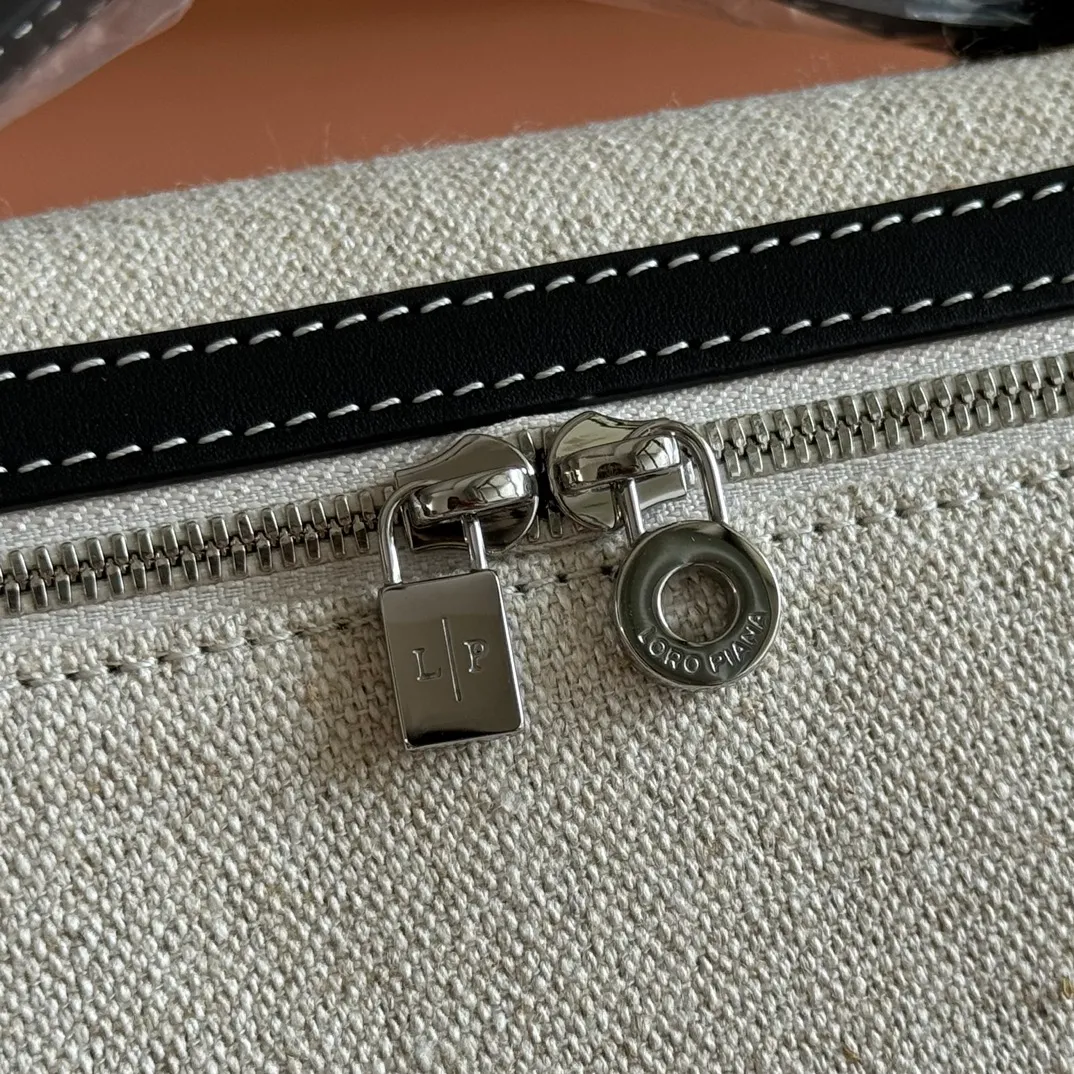 p1160💋💋💋【Original leather all-steel configuration counter complete package】 𝐋𝐨𝐫𝐨 𝐏𝐢𝐚𝐧@ Extra pocket L19 series handbag/crossbody bag The most comfortable life is when it is not defined, just like loro The material design of pian@ does not require complicated design styles. The simple and soft outline is elegant and durable, like an exquisite cosmetic case, which perfectly balances appearance and functionality. The leather is delicate and feels as soft as butter. The small bag has a large capacity. It is not only portable with a thin shoulder strap, but can also be worn cross-body. Sisters who have a special liking for minimalist style can buy it. It is simple and versatile. The simpler, the more different. Stars and Instagram celebrities are all planting it. There are two sizes of 19 cm and 27 cm. One is exquisite and casual, and the other is elegant and grand. Size: Small: length 19×width 7×height 12cm (